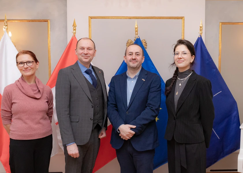 un représentant du CECCE avec des membres de l'ambassade de la pologne