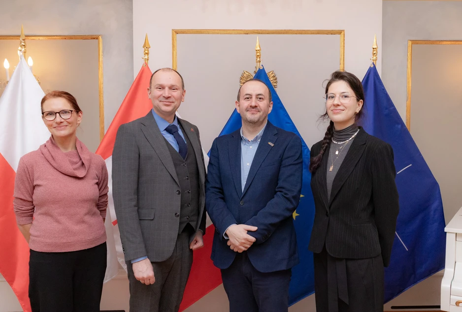 un représentant du CECCE avec des membres de l'ambassade de la pologne