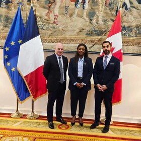 réception à l'ambassade de France avec Sandrine Ahouassou et deux hommes