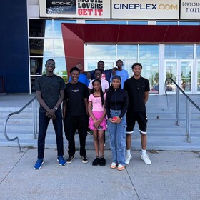 groupe d'élèves internationaux devant le cinéma